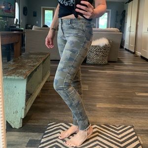 H&M Camo Pants. Size 4.